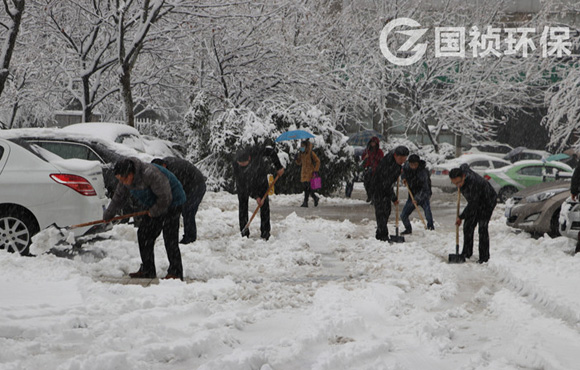 集团总裁常先米带领大家扫雪 确保道路安全畅通