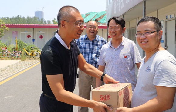 公司领导慰问高温下坚守作业的一线员工