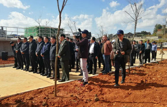云南省委常委李文荣一行调研陆良县第二污水处理厂项目